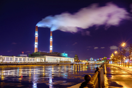 两根管子与莫斯科电力站在夜晚的烟