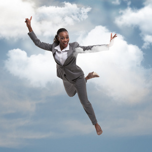 女商人在天空中飞翔照片