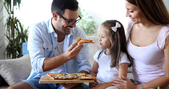 幸福家庭的肖像分享比萨在家里