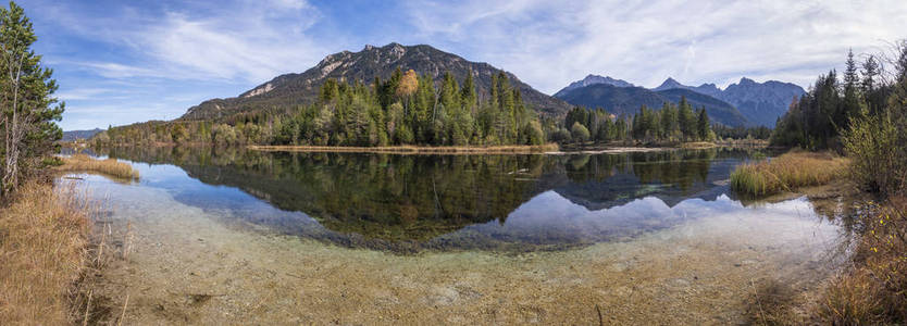 全景到 karwendel 山脉在伊萨尔河湖中的映出