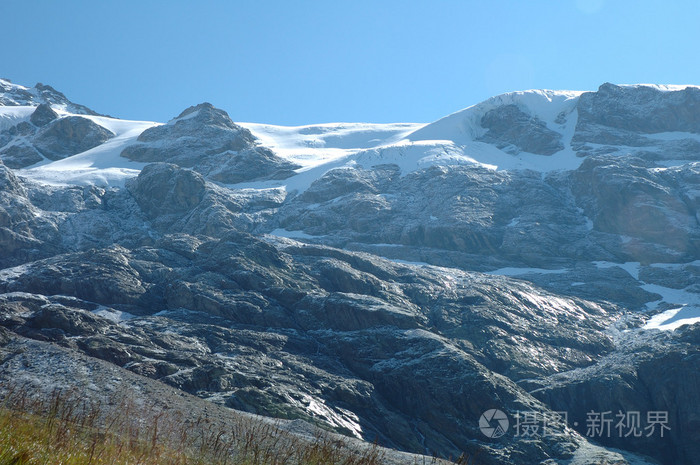 雪在瑞士因特拉肯附近的山峰