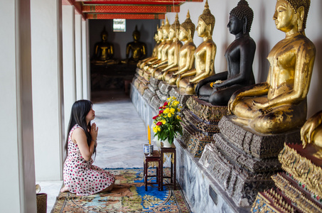 寺佛亚洲女人冥想祈祷佛在泰国的寺庙照片