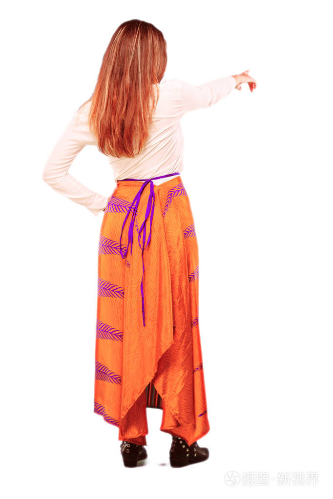 年轻漂亮的女孩回头看手放在臀部指着其他的手在远处的物体遥远的地方