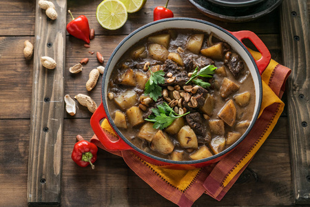 泰国牛肉 Massaman 咖喱, 深色背景复制空间