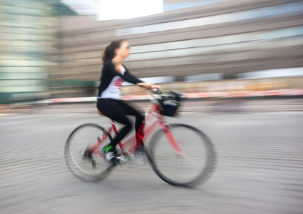 在对城市道路交通的女孩骑自行车的人