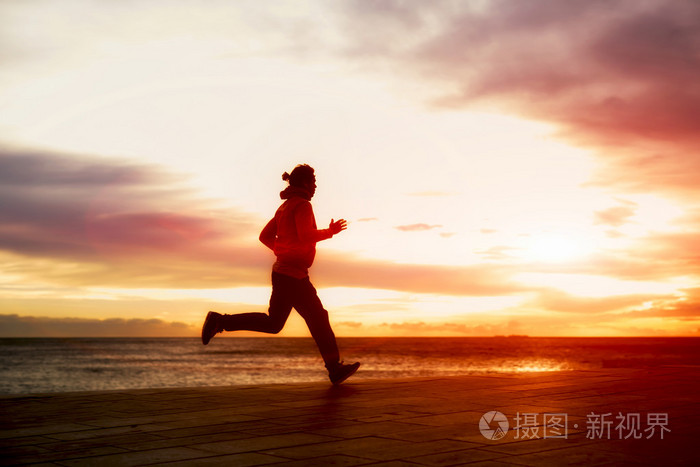 年轻男子沙滩上跑步