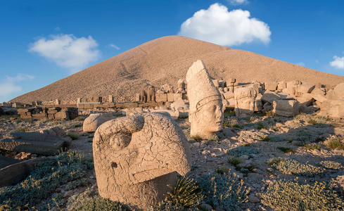 托勒密厄斯 前雕像废墟上的 Nemrut 山上的 Adiyaman, 土耳其。石头在2150米高登上 Nemrut 的顶部。土