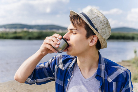 徒步者正在休息, 喝着热水瓶里的茶或咖啡