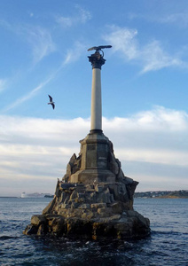 被淹没的船的纪念碑, 蓝色夏天天空, 海鸥在海, 克里米亚, 塞瓦斯托波尔