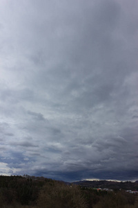 春天复活节德国南部山区景观的雷雨