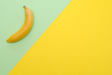 两个黄色的香蕉左上角绿色背景下的两个香蕉设计布局和右边的黄色背景