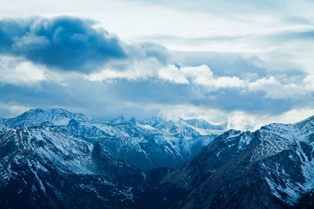 山多雪的冬季风景