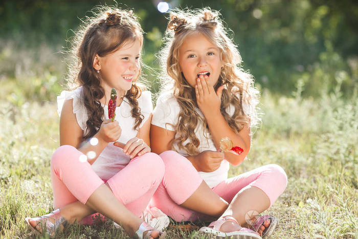 可爱的小女孩朋友一起在户外玩得开心