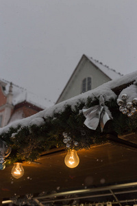 在12月的到来之际, 德国南部城市慕尼黑和斯图加特的一个历史市场上的灯光和装饰在圣诞市场上的降雪