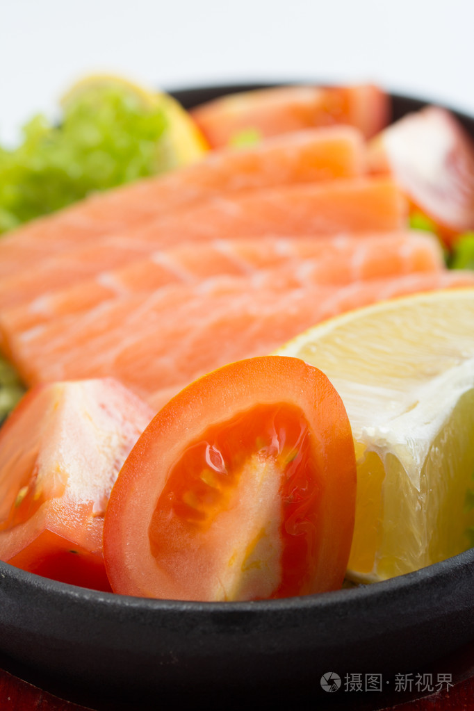 新鲜的生鲑鱼鱼块板隔离