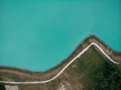 顶向下鸟瞰湖和农村路