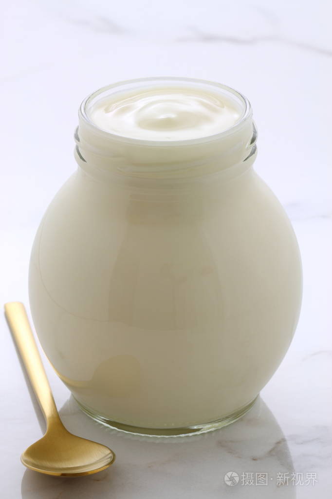 美味 营养 健康的新鲜酸奶罐。在老式的意大利卡拉拉大理石复古风格