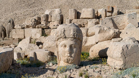 托勒密厄斯 前雕像废墟上的 Nemrut 山上的 Adiyaman, 土耳其。石头在2150米高登上 Nemrut 的顶部。土