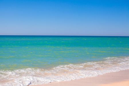 碧绿的水，在完美的热带海滩，白色的沙滩上