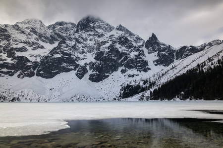 Tatra 山在冬天从 Morskie Oko, Karpaty, 波兰