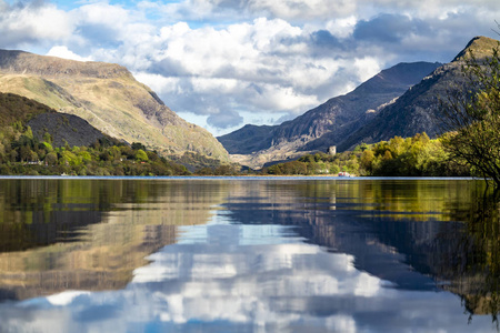 背景是在斯诺多尼亚国家公园的 llanberis 的 dolbadarn 城堡的 llyn padarn 反思威尔士