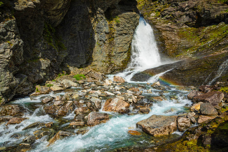 挪威 Dalsnibba 山附近的 Geiranger 山谷瀑布