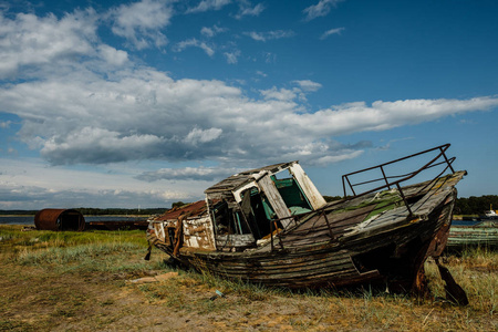 一艘古老的木制渔船被遗弃在 Solovki 群岛的海滩上。
