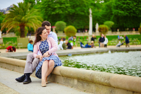 夫妇在巴黎卢森堡花园