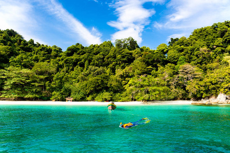 泰国热带岛屿的旅游妇女浮潜