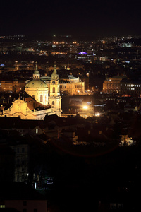 晚上冬季布拉格市与圣尼古拉大教堂，捷克共和国