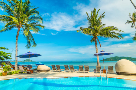 酒店周围游泳池和旅游度假胜地的雨伞和椅子