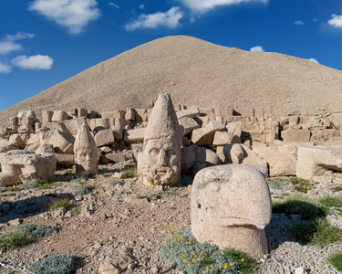 托勒密厄斯 前雕像废墟上的 Nemrut 山上的 Adiyaman, 土耳其。石头在2150米高登上 Nemrut 的顶部。土