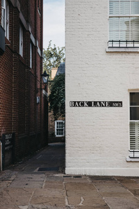 街道名称标志在建筑物的一侧在后面巷, 汉普斯特德, 伦敦, 英国