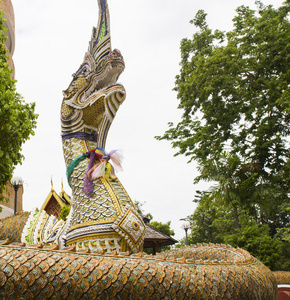 娜迦蛇雕像摄影图