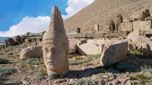 托勒密厄斯 前雕像废墟上的 Nemrut 山上的 Adiyaman, 土耳其。石头在2150米高登上 Nemrut 的顶部。土