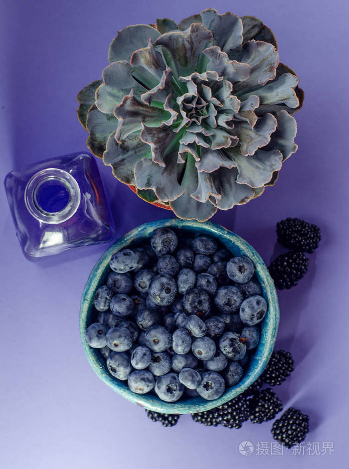 花, 黑莓与玻璃汁和树莓在蓝色背景照片-正版商用图片09s3kv-摄图新
