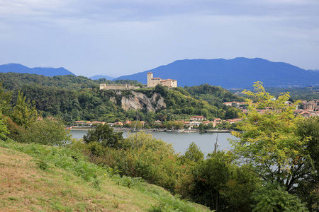 在意大利罗卡 Angera, 圣卡洛内城堡, 马焦雷湖