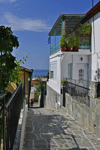 希腊, 卡瓦拉, 家庭和狭窄的街道在 Panagia 区以爱琴海在背景上