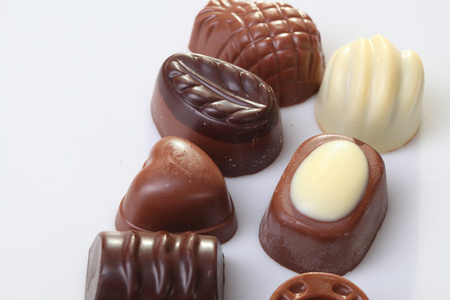 不同种类的巧克力糖果照片
