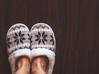 卧室的地板上有拖鞋。柔软舒适的家庭拖鞋