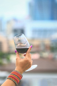 在壁炉旁的女人男性和女性的手, 在餐厅的桌面上满杯红酒