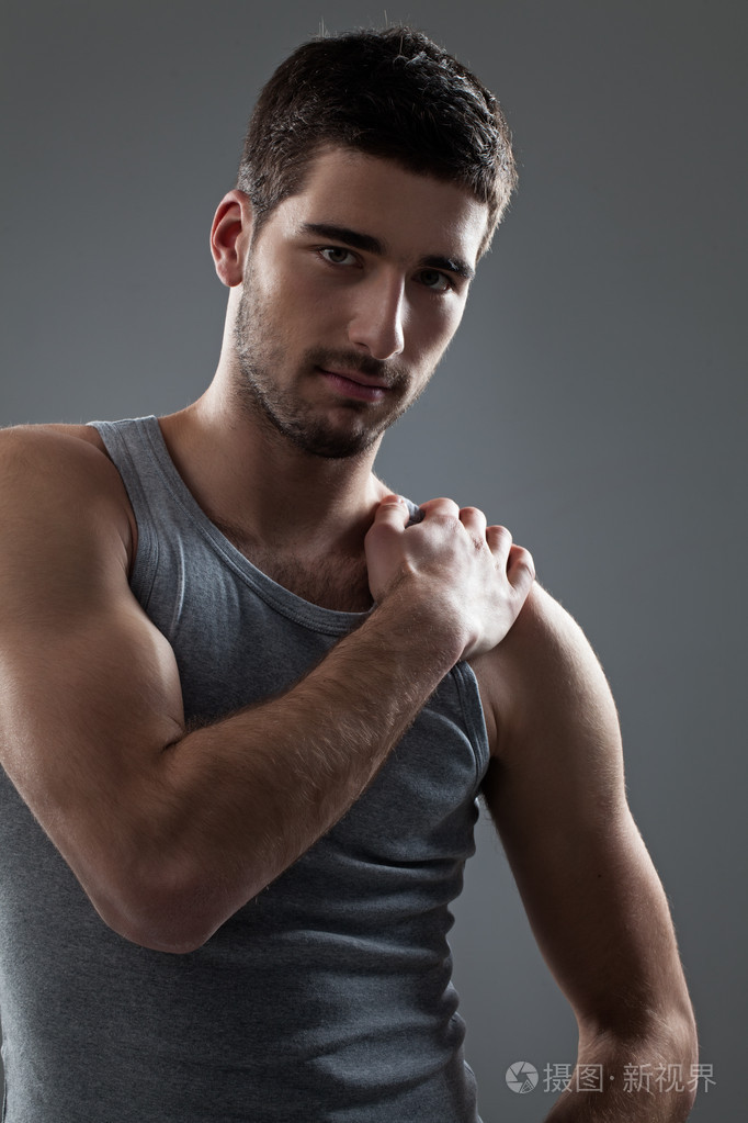 碰他的肩膀的男人