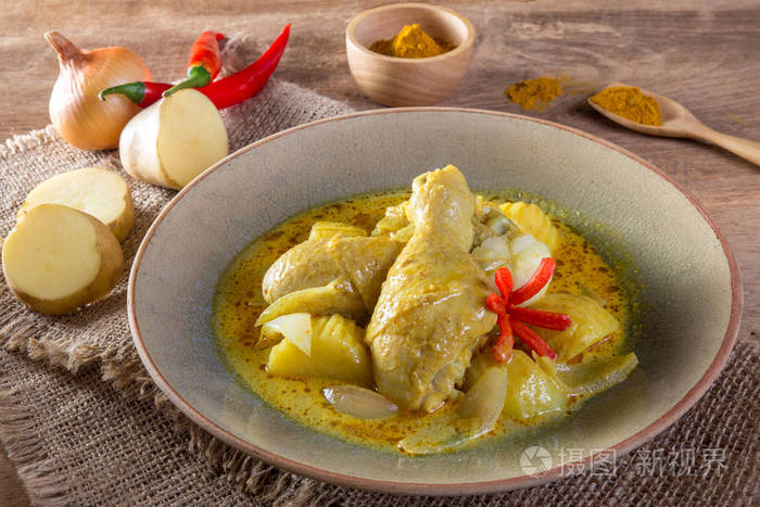 黄咖喱鸡黄咖喱鸡在木桌背景下