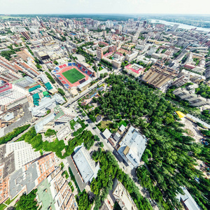 与空中城市景观 十字路口 道路 房屋 建筑物 公园及停车场。阳光灿烂的夏天全景图像