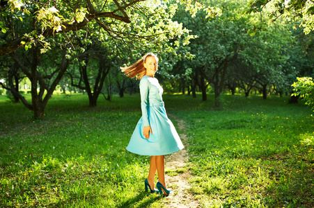 女人之间的苹果花朵