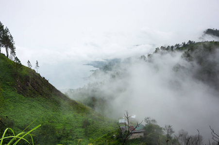 超级火山湖是一个大型的天然湖泊, 位于印尼苏门答腊岛北部中部, 占地一座火山口。