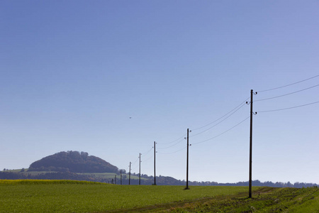 收获的领域和英亩在电线杆旁边在一个阳光明媚的秋日与蓝天在德国南部的农村附近城市斯图加特
