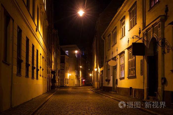 秋天的夜晚街头里加在明亮的灯光下