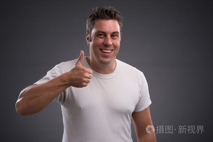 快乐的人显示竖起大拇指