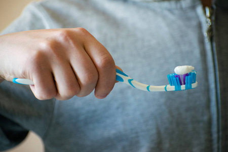 拿着画笔的手动作图片